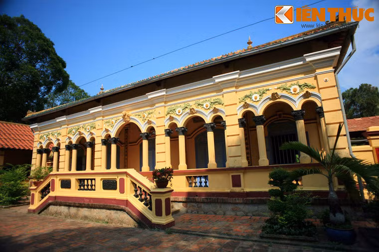 Chính điện của chùa là một ngôi nhà gạch kiên cố, gồm 5 gian, lợp ngói âm dương, trên có hình lưỡng long tranh châu. Đặc biệt, mặt tiền chánh điện có kiểu kiến trúc Á-Âu kết hợp hồi đầu thế kỷ 20, khác với kiểu chùa truyền thống ở Nam Bộ.