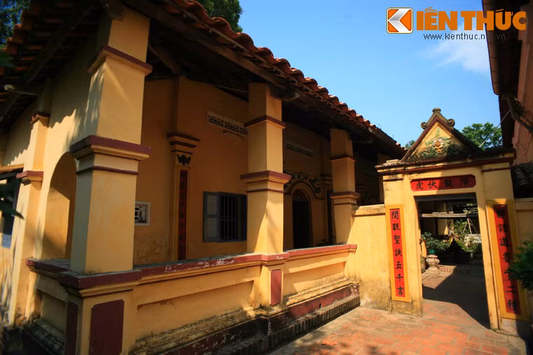 Bên phải và bên trái chùa là 2 dãy nhà lợp ngói gọi là Đông Lan đường (còn gọi là Cần đạo đường) dùng cho nam giới và Tây Lan đường (còn gọi là Khôn đạo đường) dùng cho nữ giới ăn thông với nhà bếp.