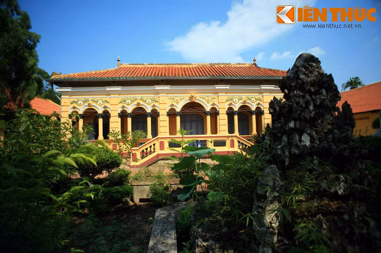 Chùa tọa lạc trong một khuôn viên rộng và có nhiều cây xanh. Giữa vườn là hòn non bộ cao trên 2 m được đặt trong một bồn nước xây bằng gạch. Trong vườn trồng nhiều cây tùng, cây trắc và các cây cổ thụ khác. Đan xen dưới những gốc cây này là những cây cảnh quý, được cắt uốn công phu.