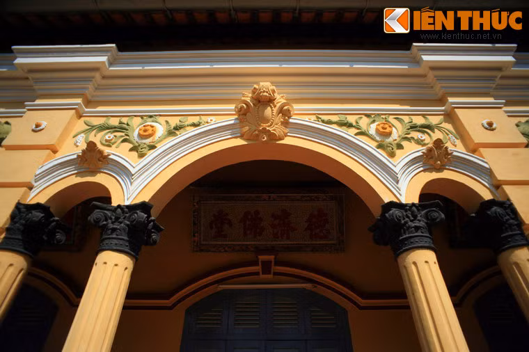 Những họa tiết hoa lá mang đậm nét phương Tây trên chính điện.