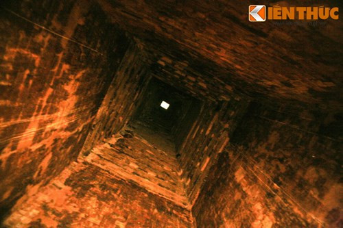 Trên đỉnh tháp có lỗ trống để đón ánh nắng mặt trời chiếu thẳng xuống vào giờ chính Ngọ.