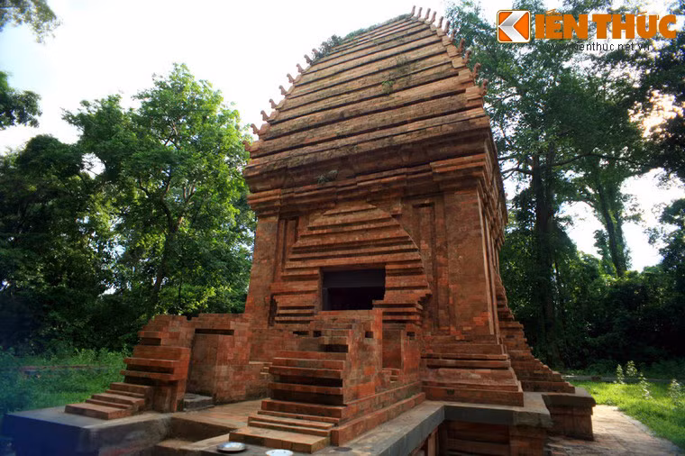 Tháp cao 9m, được xây bằng gạch nung không có mạch vữa trên nền hình vuông, mỗi chiều 5m. Tháp chỉ có một cửa ra vào duy nhất ở mặt phía Đông, ba mặt còn lại là cửa giả. Trong tháp không trang trí gì và không có tượng thờ.