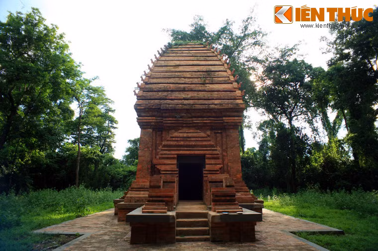 Đây là ngôi tháp Chàm duy nhất ở Việt Nam không được xây dựng trên những ngọn đồi cao trống trải mà lại nằm dưới những tán cổ thụ của rừng già Ea Súp. Đây cũng chính là ngọn tháp Chàm duy nhất được tìm thấy ở khu vực Tây Nguyên.