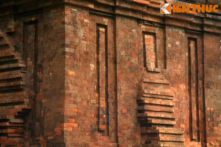 Tháp được xây để thờ thần Siva, vị thần tượng trưng cho sự nảy nở của giống nòi và ấm no hạnh phúc theo tín ngưỡng của người Chăm.