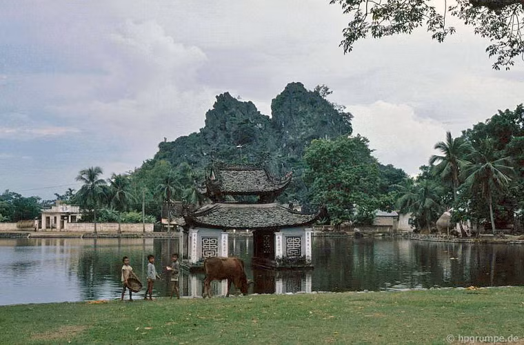 Thủy đình trên hồ Long Chiểu.