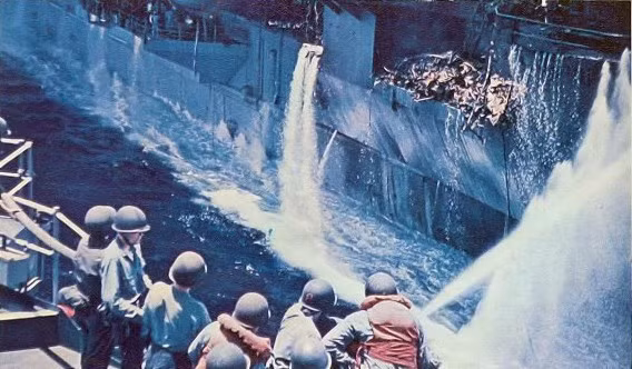 Đám cháy dữ dội kéo dài 13 giờ liền mới được dập tắt.