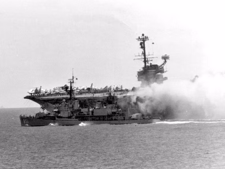 Tàu USS Rupertus tiếp cận USS Forrestal để phun nước chữa cháy.