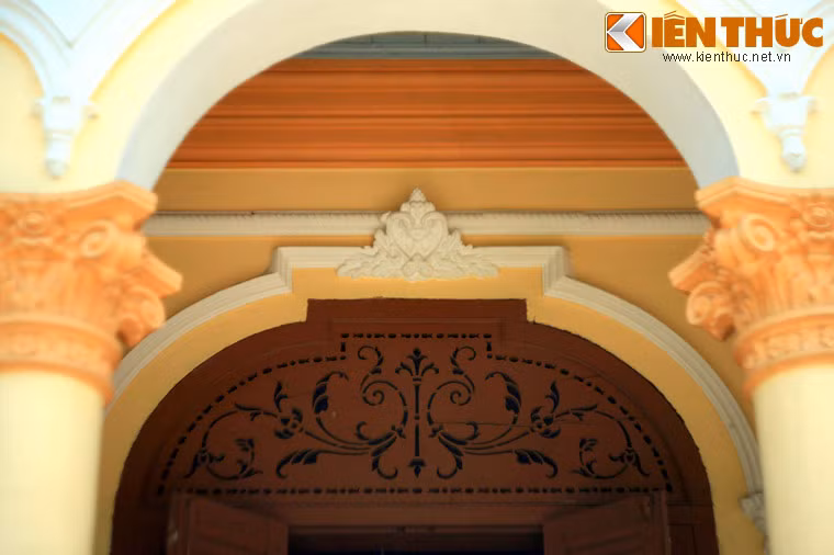 Họa tiết trang trí trên cửa chính.