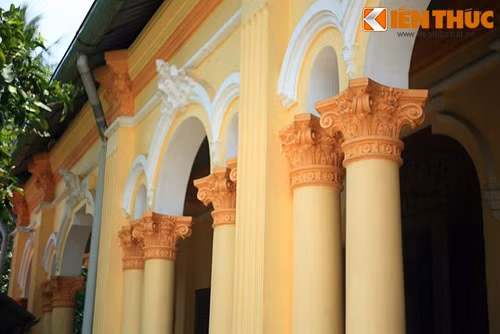 Mặt tiền tòa nhà mang phong cách kiến trúc châu Âu, với các hàng cột kiểu Pháp.