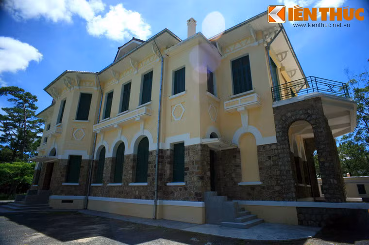 Sau khi người Pháp trở lại nắm quyền (1948), cựu hoàng Bảo Đại về nước vào năm 1949. Ông đã bỏ ra 500.000 đồng tiền Đông Dương để mua lại ngôi biệt thự của Paul Dary và cho sửa sang lại toàn bộ nhằm có nơi làm việc tại Đà Lạt.