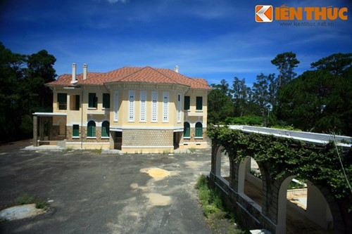 Trong quá trình tu sửa Dinh, các thợ xây đã phát hiện ra một hệ thống đường hầm bí mật nằm sau lưng tòa nhà. Bảo Đại đã chỉ thị giấu kín việc này.