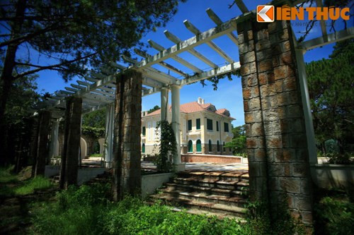 Theo khảo sát, đường hầm dài gần 4km với các nhánh rẽ vào những tòa nhà quan trọng của chính quyền Pháp trước đây. Hệ thống hầm này đã được quân Nhật đào trước khi tiến hành đảo chính Pháp năm 1945.