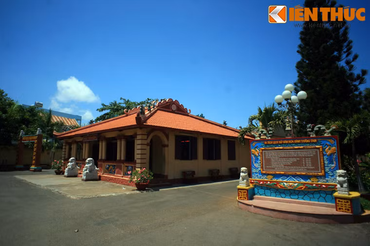 Nằm ở vị trí “án sơn, tụ thủy”, đình Thắng Tam là nơi thờ Thần Thành Hoàng Bổn Cảnh và các vị thần trong dân gian quan hệ tới nghề nghiệp, sản xuất của một bộ phận lớn cư dân địa phương từ xưa đến nay.