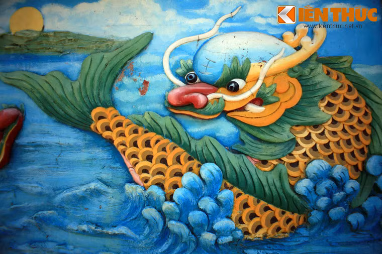 Tục thờ cá Ông đã trở thành lệ từ thời vua Gia Long. Ảnh: Phù điêu Lý ngư hóa long ở cổng đình Thắng Tam.