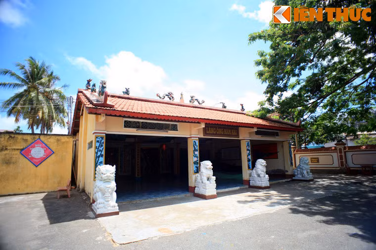 Trong khuôn viên đình có ngôi Lăng Ông Nam Hải, được tạo dựng vào năm Giáp Thân (1824).