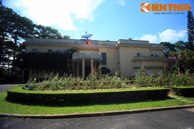 Tọa lạc trên một ngọn đồi thông cách trung tâm Đà Lạt 2km về hướng Đông Nam là một trong những dinh thự hoành tráng và nổi tiếng nhất thành phố, được gọi là Dinh 2.