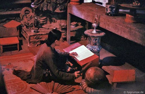 Nữ Phật tử tụng kinh trong chùa.