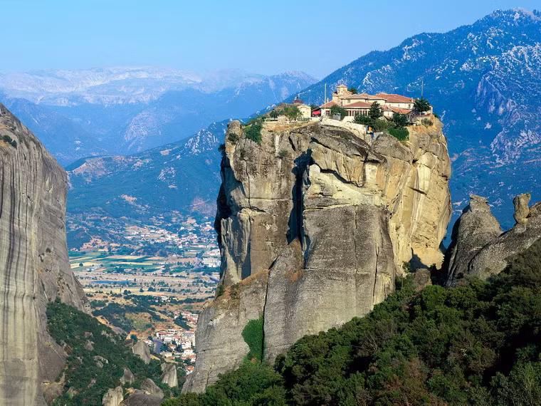 Quá trình xây dựng các tu viện ở Meteora rất khó khăn và vất vả, với việc phải vận chuyển khối lượng vật liệu lớn lên vách đá cao dựng đứng bằng những chiếc thang dây.