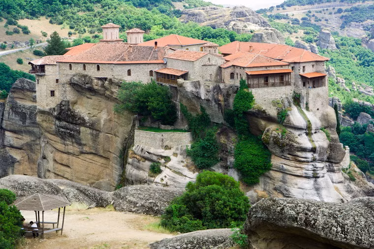 Vào năm 1998, quần thể tu viện Meteora đã được đưa vào danh sách di sản thế giới của UNESCO. Nơi đây cũng đã mở cửa cho du khách đến thăm và trở thành một danh thắng nổi tiếng thế giới của Hi Lạp.