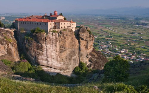 Kể từ đó, xung quanh các tu viện Meteora đã hình thành nên một cộng đồng dân sầm uất.
