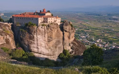 Kể từ đó, xung quanh các tu viện Meteora đã hình thành nên một cộng đồng dân sầm uất.