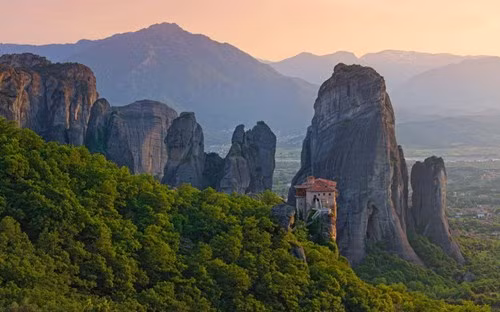 Sự hình thành của Meteora đã phải trả giá bằng rất nhiều sinh mạng của những người thợ xây.