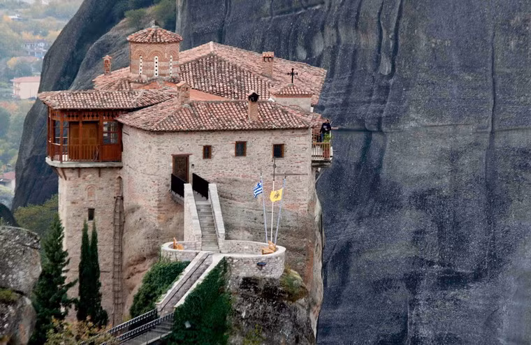 Lịch sử của Meteora bắt đầu từ thế kỷ 14, khi đế quốc Byzantine trên đà suy yếu và các cộng đồng tu sĩ ở bán đảo Athos bị những tên cướp biển Thổ Nhĩ Kỳ đe dọa. Họ đã chuyển tới vùng đất mới, nơi có những rừng đá hiểm trở khó tiếp cận làm nơi trú ẩn.