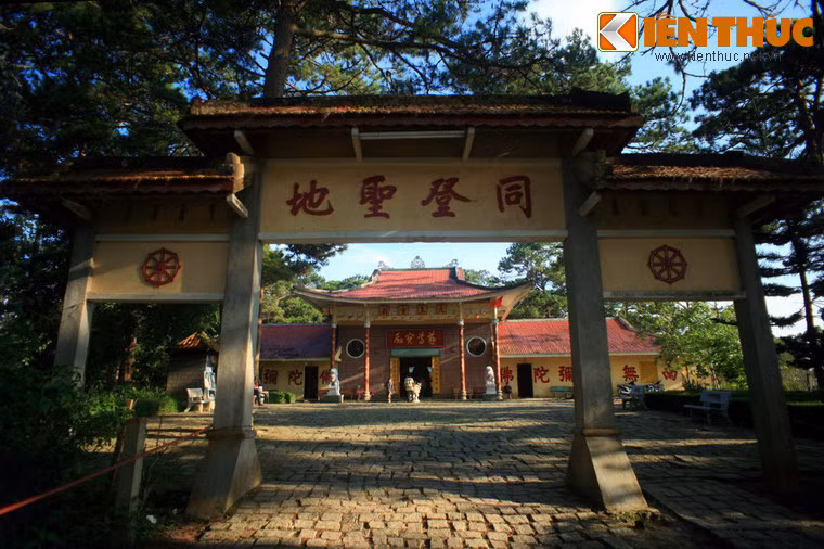 Chùa Thiên Vương Cổ Sát còn có tên là Chùa Phật Trầm hay Chùa Tàu, được xây dựng năm 1958 và đã trải qua nhiều lần trung tu lớn. Kiến trúc của chùa khá đặc biệt, mang đậm phong cách kiến trúc chùa và hội quán Trung Hoa. Ảnh: Tam quan chùa Thiên Vương Cổ Sát.