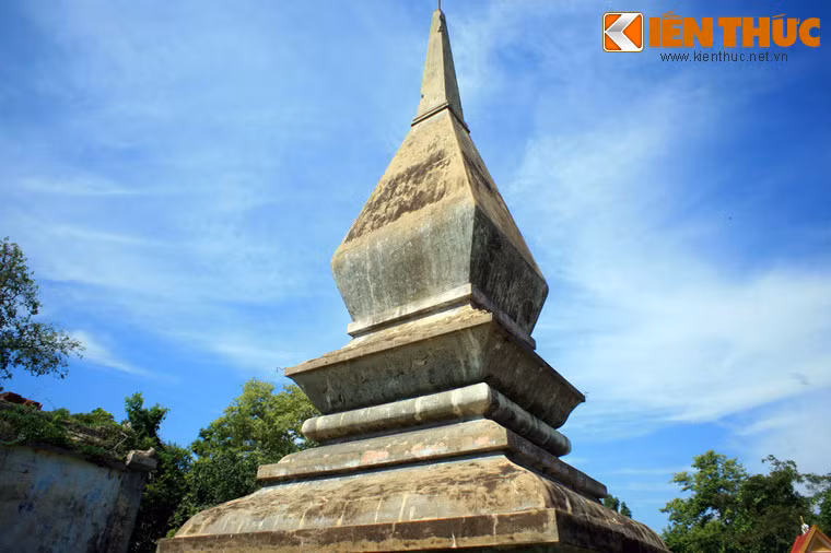 Ngôi mộ được hoàn thành với tổng chi phí ngang bằng giá trị một con voi có ngà dài vào thời giá lúc ấy.