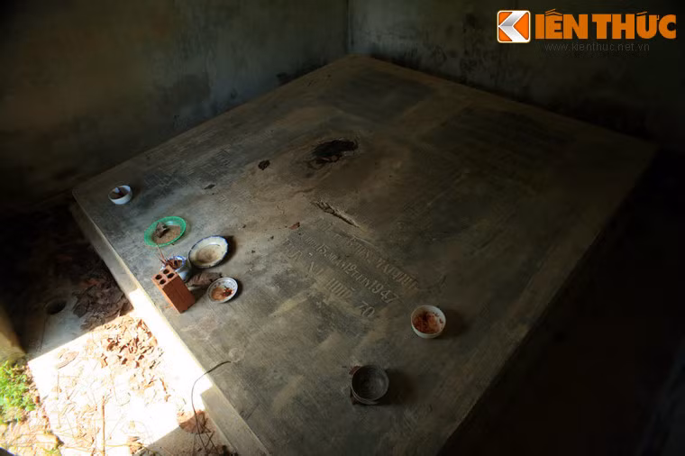 Nấm mộ của R'leo K'Nul bên trong nhà mộ.