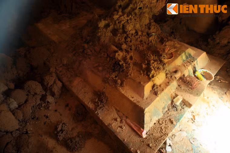 Dấu ấn thời gian và sự xâm thực của thiên nhiên giờ đây đang bao phủ lên ngôi mộ của vị Vua voi huyền thoại. Trong sự nghiệp của mình, Khun Yu Nốp đã săn bắt và thuần hóa hàng trăm voi rừng. Năm 1861, ông săn được một con voi trắng và mang tặng Hoàng gia Thái Lan. Vua Thái rất cảm phục và phong tặng ông danh hiệu Khunjunob (Vua Săn Voi).