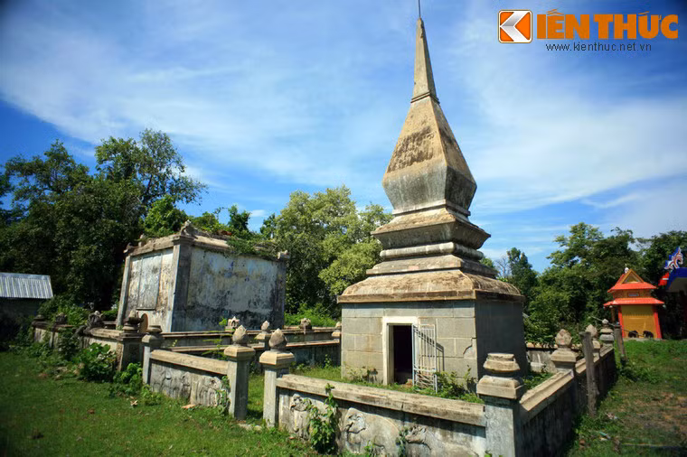 Mộ của R'leo K'Nul (1877 - 1947), người thừa hưởng quyền lực của Vua voi Khun Yu Nốp, nằm ở bên cạnh, được xây dựng rất đẹp theo mô típ hình chóp nhọn của dân tộc Campuchia. Do hai ngôi mộ nằm liền kề nhau và kết hợp hài hòa như một nên người dân thường gọi chung cả hai ngôi mộ là mộ Vua voi.