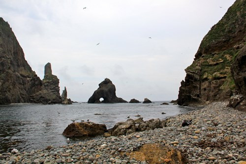 Điều kiện tự nhiên ở nơi đây khá khắc nghiệt, với địa hình hiểm trở, đất đai cằn cỗi và hầu như không có nguồn nước ngọt tự nhiên nào.