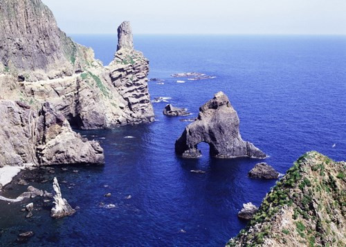 Các tranh chấp giữa Nhật Bản và Hàn Quốc với đảo Liancourt đã kéo dài hàng trăm năm, và nhiều chứng cứ đã được cả hai bên đưa ra để chứng minh chủ quyền. Hàn Quốc là bên nắm quyền quản lý đảo trên thực tế từ năm 1954.