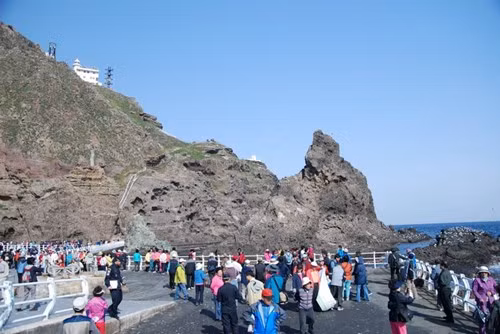 Chính quyền Hàn Quốc đã mở các tuyến du lịch đến đảo Liancourt từ năm 2004. Một tuyến phà đưa khách ra đảo chạy mỗi ngày. Nhưng chỉ 60% những hành khách có thể lên đảo, còn lại chỉ là khách đi vòng quanh đảo.