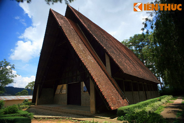  9. Nhà thờ Cam Ly (Đà Lạt). Nhà thờ Cam Ly hay nhà thờ Sơn Cước là ngôi nhà thờ dành riêng cho các dân tộc thiểu số ở địa phương, được xây từ năm 1960-1968. Kiến trúc nhà thờ lấy cảm hứng nhà rông cổ truyền Tây Nguyên, mang tinh thần của trường phái thô mộc dựa trên kỹ thuật xây dựng tiên tiến của phương Tây.