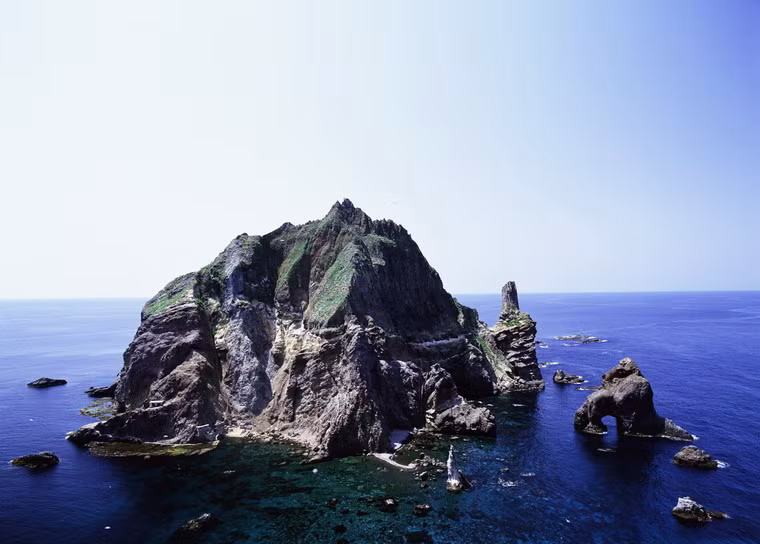 Nhóm đảo Liancourt bao gồm 90 đảo nhỏ, trong đó 37 mỏm đá không bị ngập, số còn lại chỉ là đá ngầm. Trong số 37 đảo thì chỉ có hai hòn đảo cư trú được là đảo Tây và đảo Đông. Tổng diện tích của cả vùng đảo này chỉ khoảng 0,18745 km² với điểm cao nhất đo được 169m trên đảo Tây.