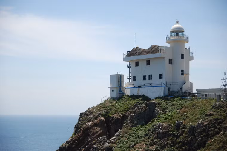 Dưới sự quản lý của Hàn Quốc, đảo Liancourt đã trải qua một cuộc xây dựng lớn. Hiện tại, trên đảo có một tháp hải đăng, một sân bay trực thăng, một cột cờ lớn và một đồn cảnh sát. Năm 2007, hai nhà máy khử mặn đã được xây xong, có thể sản xuất 28 tấn nước sạch mỗi ngày. Cả hai công ty điện thoại lớn của Hàn Quốc đều có các tháp viễn thông trên đảo.