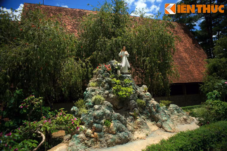 Quanh nhà thờ Cam Ly là khu vườn cảnh xanh tốt với nhiều loài hoa khoe sắc, tôn thêm nét đẹp của công trình kiến trúc độc đáo này.