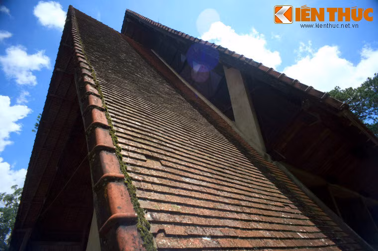 Mái nhà dốc, cao hơn 17m, nhìn thẳng gợi liên tưởng đến hình mũi tên vút lên trời cao, nhìn ngang giống như lưỡi rìu, hình ảnh các vũ khí thô sơ gắn liền với đời sống sinh hoạt của người dân tộc.