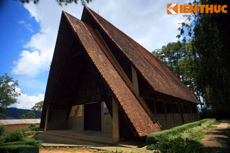 Kiến trúc nhà thờ được cách điệu từ mái nhà rông cổ truyền Tây Nguyên, được thể hiện theo tinh thần của trường phái kiến trúc thô mộc dựa trên kỹ thuật xây dựng tiên tiến của phương Tây.