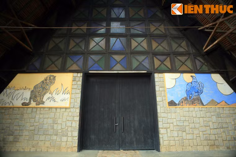 Hai bên cổng chính nhà thờ có hình con cọp tượng trưng cho sức mạnh và con chim đại bàng tượng trưng cho sự thông thái, theo quan niệm của người dân tộc.