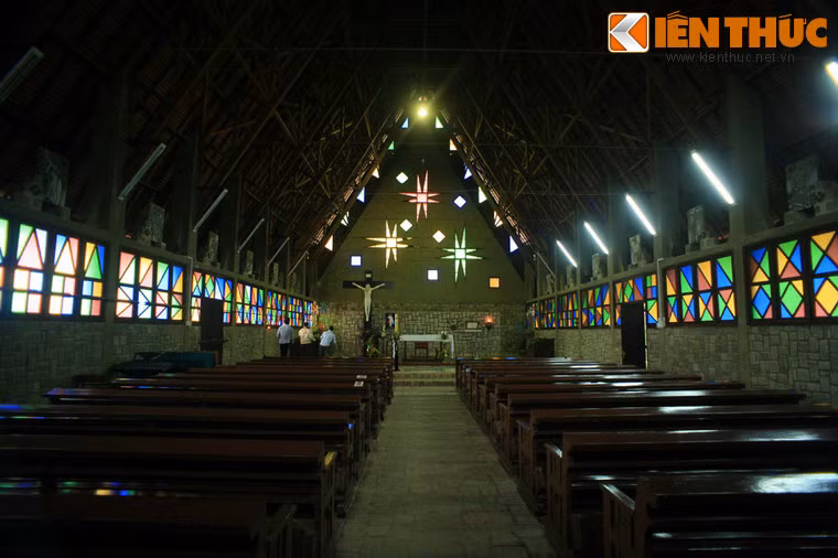 Mặt bằng nhà thờ hình chữ nhật đơn giản có diện tích 324m2. Kết cấu chịu lực chính là hệ khung cột bê tông cốt thép, tường lấp xây đá dày 40 cm, cao 2m, bên trên là hàng kính màu. Kết cấu đỡ mái là hệ giàn kèo gỗ ghép vượt khẩu độ 12m trông rất ấn tượng. Lối đi lại trong nhà thờ được lát đá chẻ.