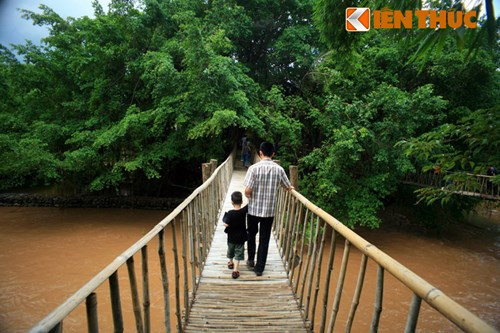 Cảm giác lắc lư theo nhịp chân khi bước trên cầu giữa khung cảnh thiên nhiêu hùng vĩ của Tây Nguyên là trải nghiệm khó tả với những du khách ghé thăm cầu treo Buôn Đôn.