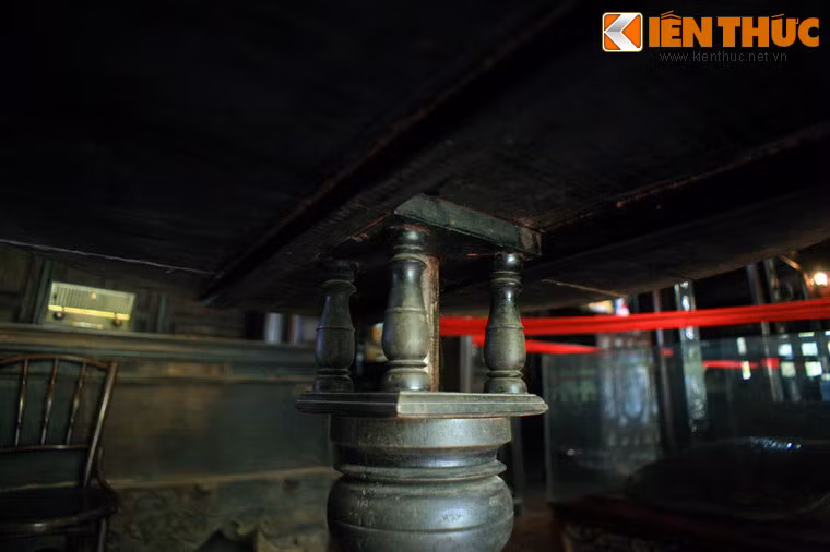 Dưới mặt bàn có 2 đế gỗ hình vuông được ghép song song qua 4 cột tròn để giữ chắc mặt bàn.