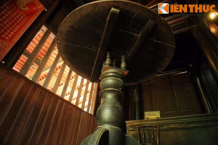 Quanh sự kỳ bí của chiếc bàn xoay, khiến nhiều giả thuyết đã được đưa ra. Có ý kiến cho rằng chiếc bàn xoay này là nơi tích tụ của một thế lực siêu nhiên, huyền bí mà khoa học chưa thể lý giải nổi.