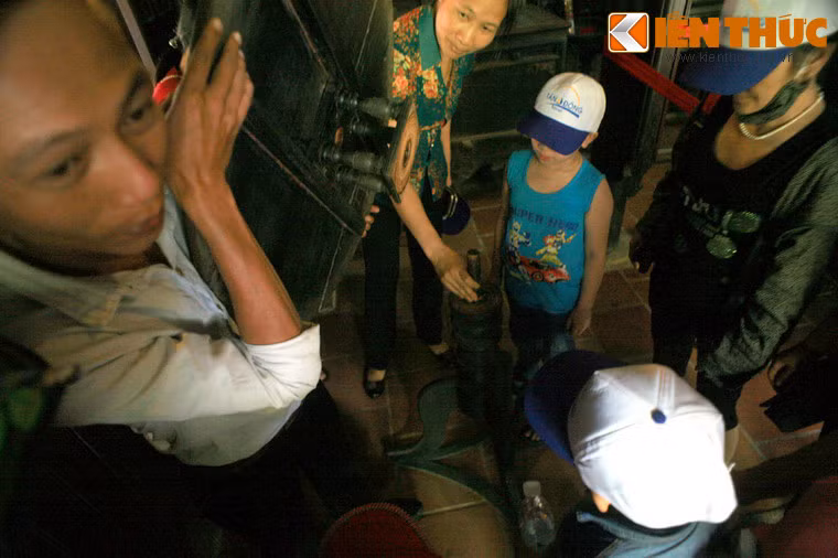 Ở giữa hai đế hình vuông có lỗ hình tròn để tra cán. Có thể dễ dàng nhấc mặt bàn lên tách rời với thân bàn.