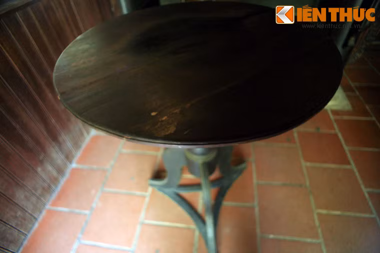 Tất cả bàn xoay đều có chung một kiểu thiết kế, với mặt tròn được ghép lại từ các tấm gỗ rời chứ không phải là một khối gỗ tròn nguyên vẹn.