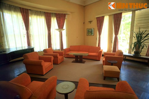 Dinh có 2 tầng: Tầng dưới dùng làm nơi hội họp, yến tiệc, tiếp khách ngoại quốc và quan chức chính phủ. Toàn bộ tầng 2 được dành cho sinh hoạt gia đình. Trong ảnh là phòng tiếp khách ở tầng 1, là phòng dành cho những vị khách đến chờ xin yết kiến vua.