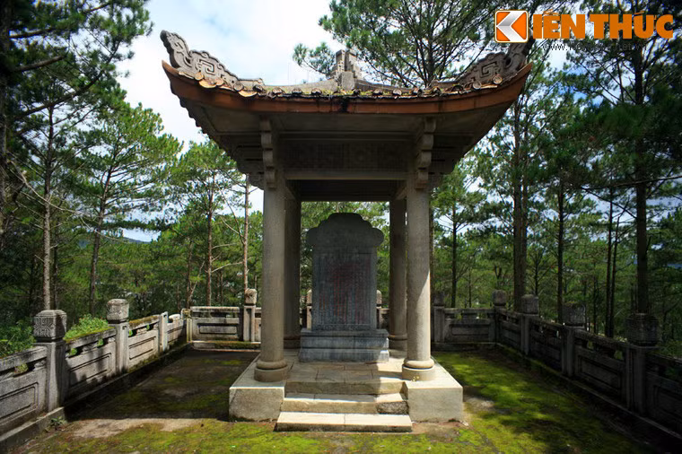 Nhà bia phía sau lăng mộ.